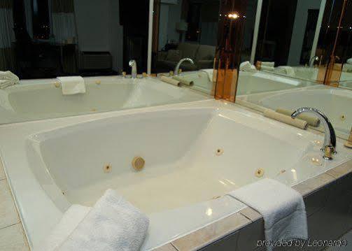 Niagara Plaza Hotel By Fairbridge Bagian luar foto